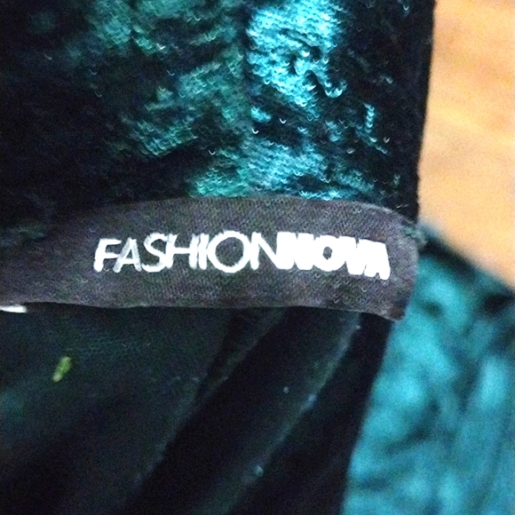 Fashion Nova Emerald Green 2 Piece Mini and Jacket Closes with 1 Button Size 5 - Picture 3 of 4